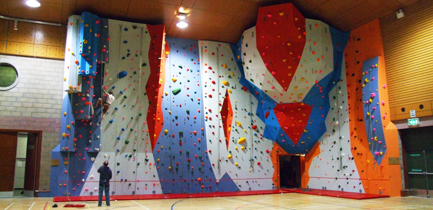 جدار تسلق صخري اصطناعي داخلي و - مراجعة Kids Outdoor Climbing Wall وسعره