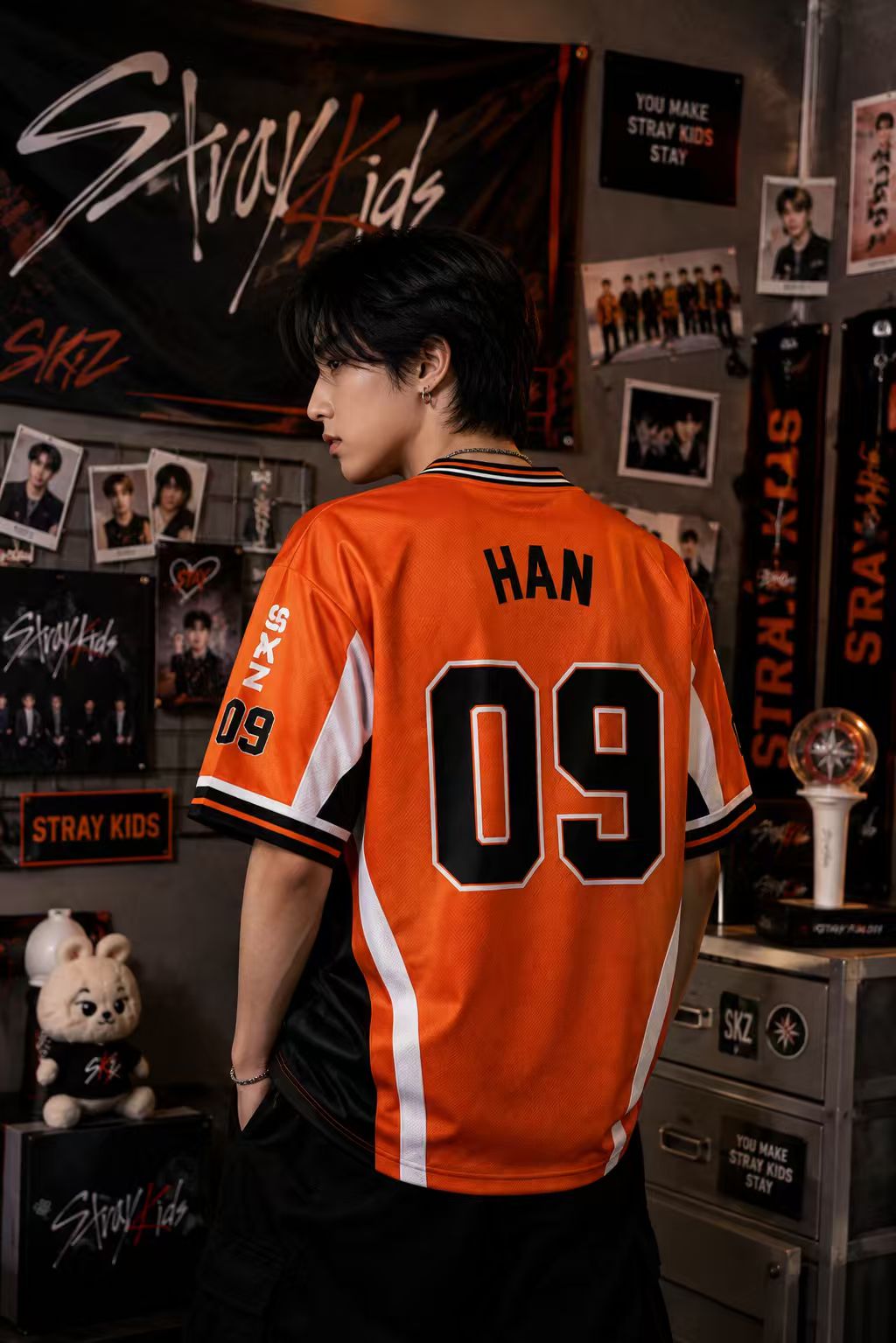 تي شيرت SKZ Stray Kids Run It  - مراجعة Outdoor Kids In An Indoor World وسعره